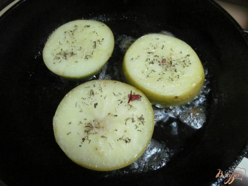 Фото приготовление рецепта: Десерт из яблока с сыром моцарелла шаг №2