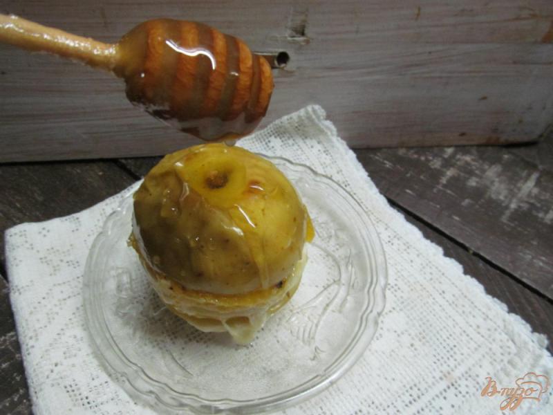 Фото приготовление рецепта: Десерт из яблока с сыром моцарелла шаг №9