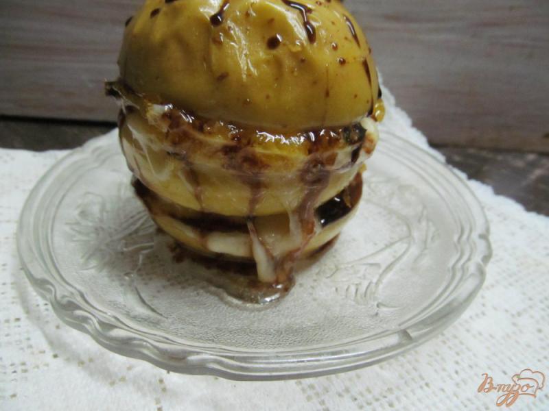 Фото приготовление рецепта: Десерт из яблока с сыром моцарелла шаг №10