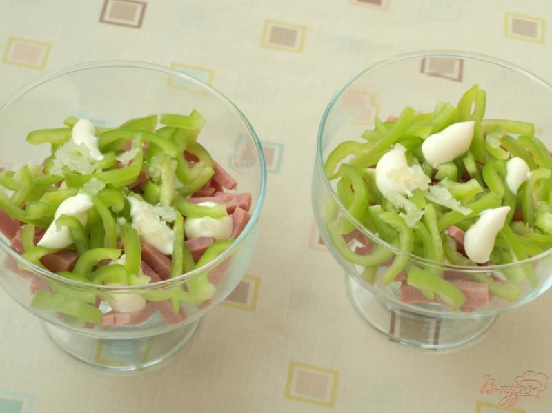 Фото приготовление рецепта: Салат с ветчиной, овощами и сыром шаг №2