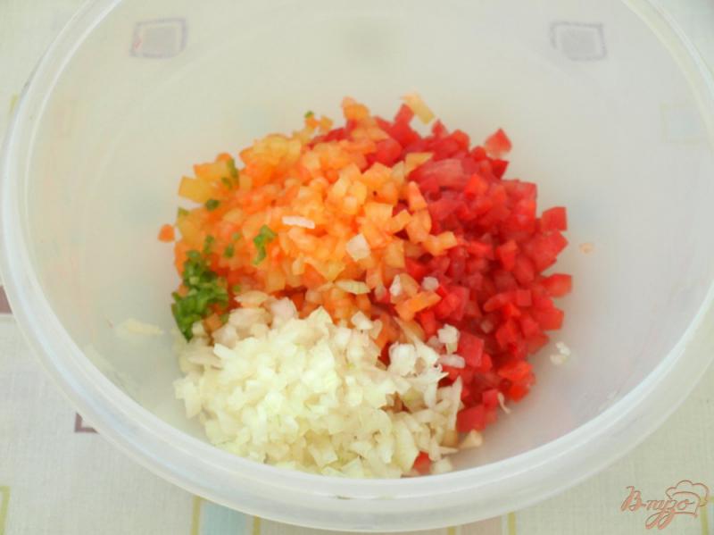 Фото приготовление рецепта: Сальса из овощей с персиками шаг №4
