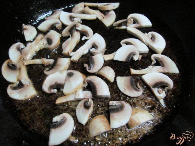 Фото приготовление рецепта: Салат из мяса свинины с орехами и курагой шаг №2