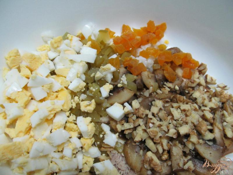 Фото приготовление рецепта: Салат из мяса свинины с орехами и курагой шаг №4