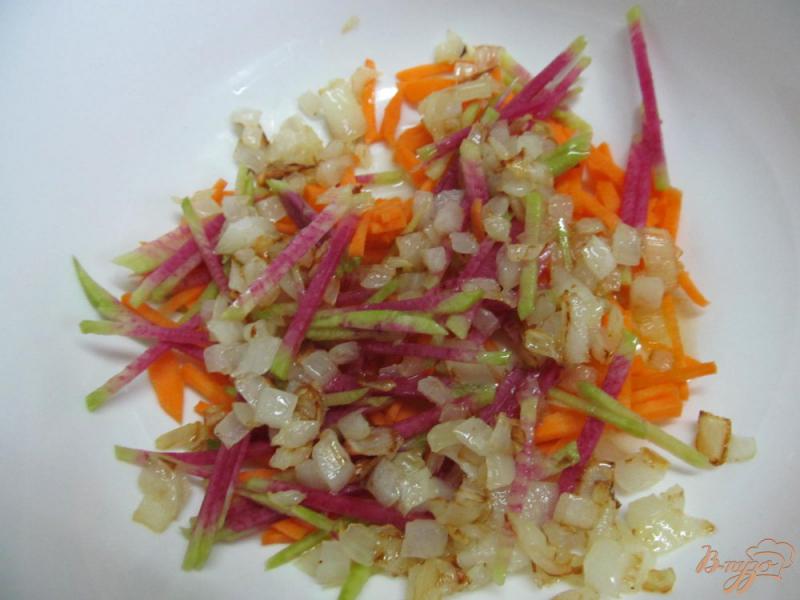Фото приготовление рецепта: Салат из редьки с куриными сердечками шаг №4