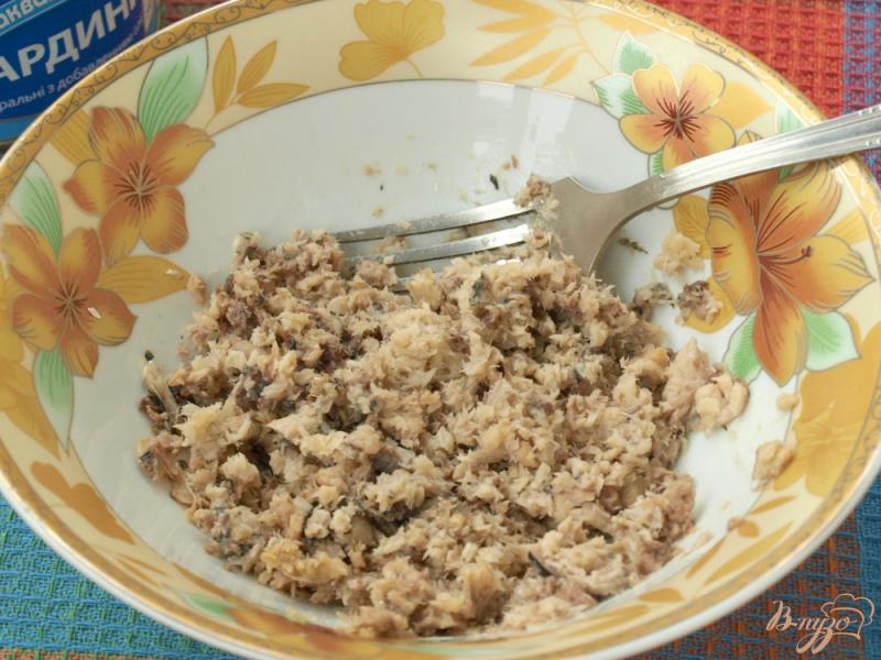 Фото приготовление рецепта: Салат с рисом, яйцами и сардинами шаг №3