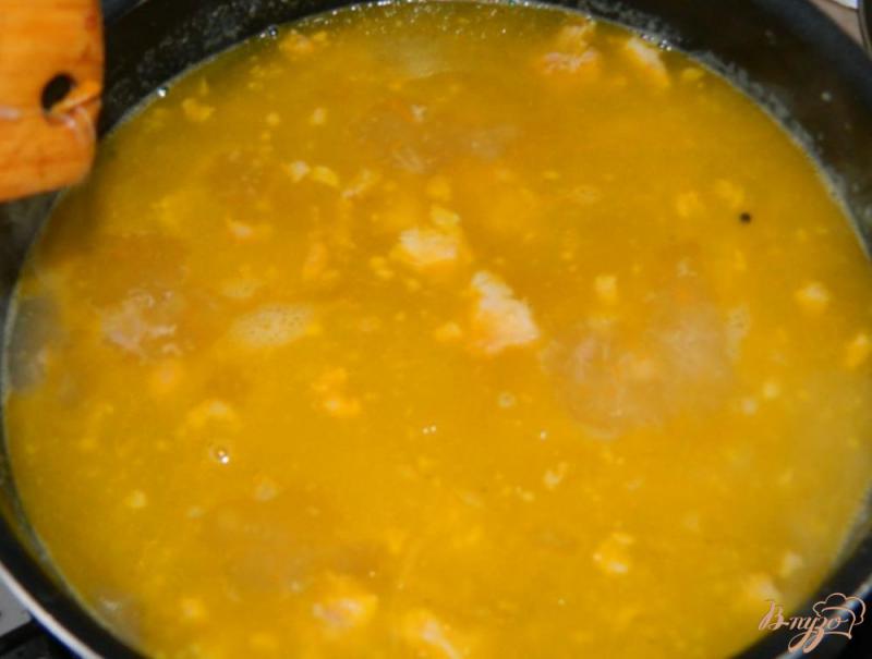 Фото приготовление рецепта: Быстрый суп с тушёнкой шаг №4