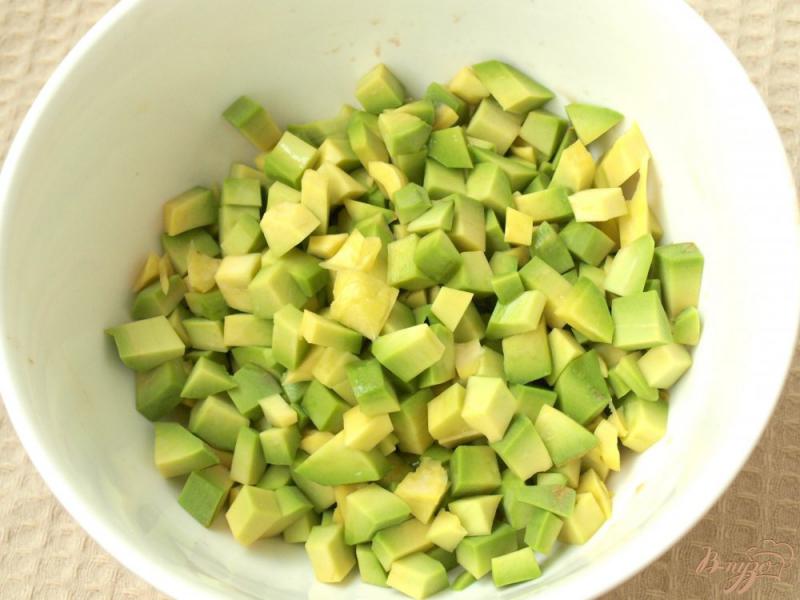 Фото приготовление рецепта: Салат с авокадо и шампиньонами шаг №4