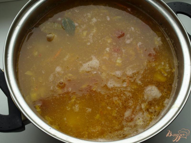 Фото приготовление рецепта: Куриный суп с рисом и маринованными помидорами шаг №3