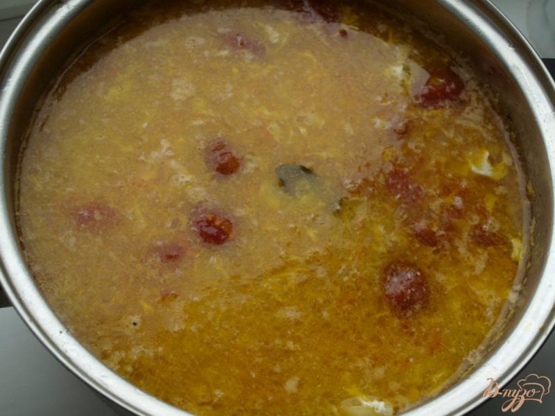 Фото приготовление рецепта: Куриный суп с рисом и маринованными помидорами шаг №4