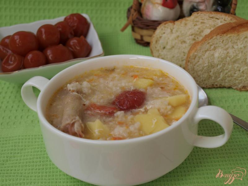Фото приготовление рецепта: Куриный суп с рисом и маринованными помидорами шаг №6