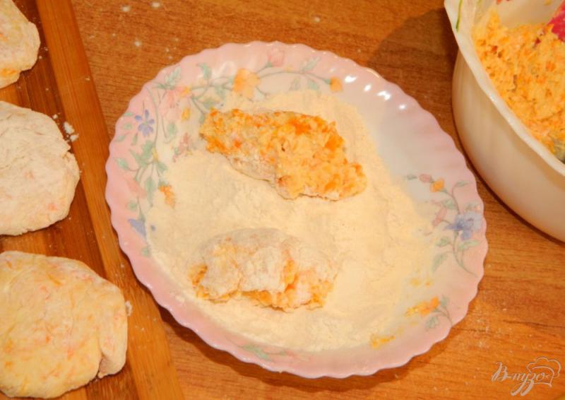 Фото приготовление рецепта: Оранжевые сырники с апельсиновым соусом шаг №4