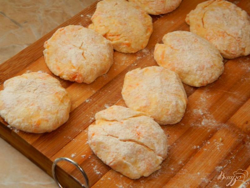 Фото приготовление рецепта: Оранжевые сырники с апельсиновым соусом шаг №5