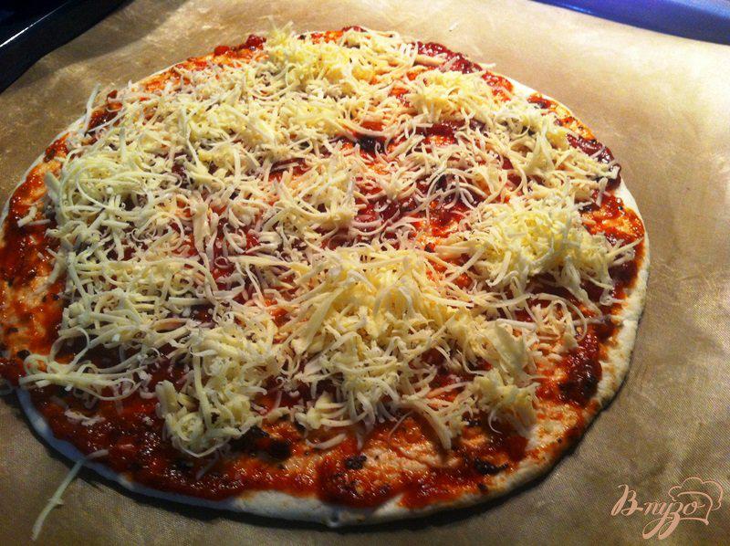 Фото приготовление рецепта: Пицца с салями шаг №6