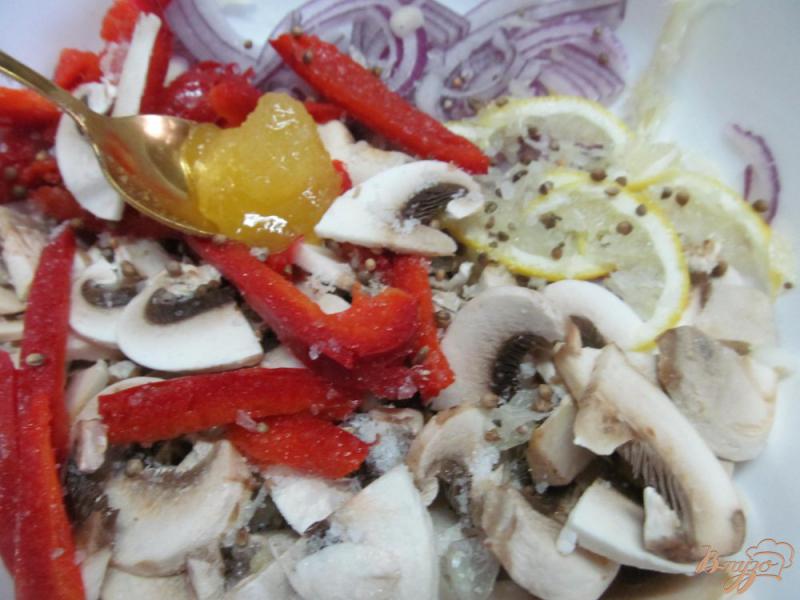 Фото приготовление рецепта: Маринованный салат из шампиньонов шаг №4