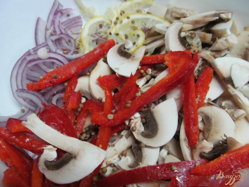 Фото приготовление рецепта: Маринованный салат из шампиньонов шаг №3