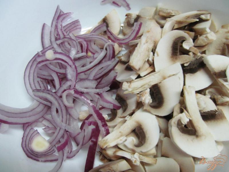 Фото приготовление рецепта: Маринованный салат из шампиньонов шаг №2