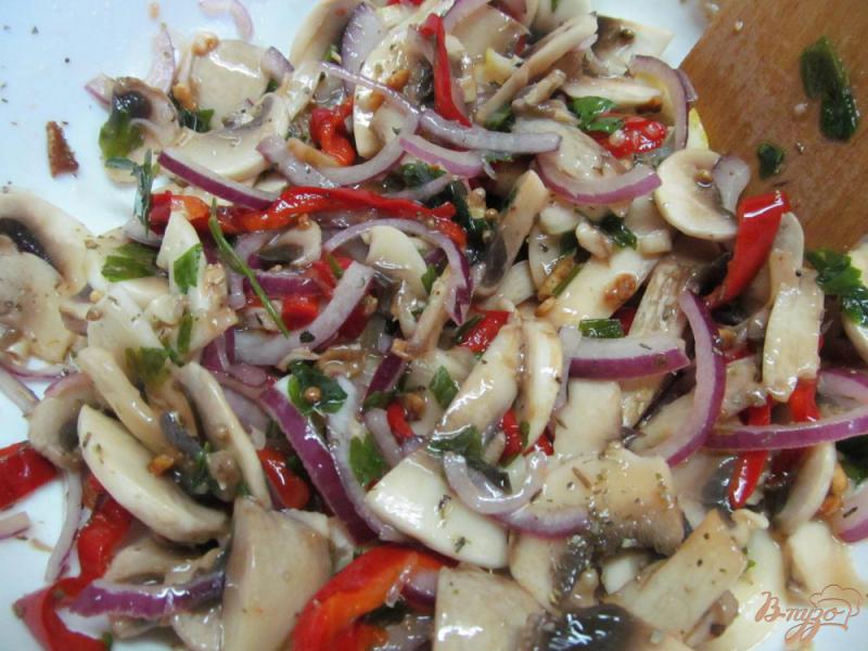 Фото приготовление рецепта: Маринованный салат из шампиньонов шаг №6
