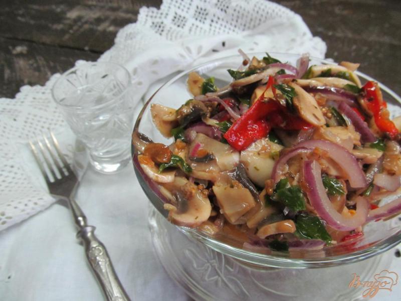 Фото приготовление рецепта: Маринованный салат из шампиньонов шаг №7