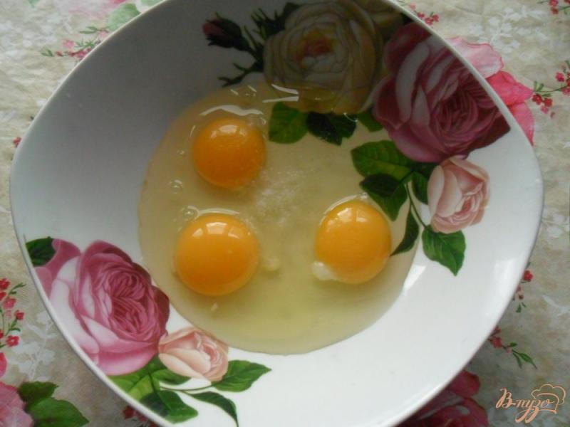 Фото приготовление рецепта: Сладкие гренки с яйцами шаг №1