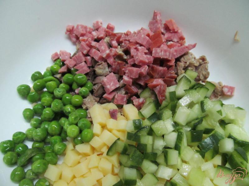 Фото приготовление рецепта: Салат с мясом и куриными сердечками шаг №4