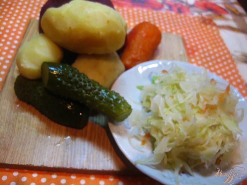 Фото приготовление рецепта: Зимний салат с квашеной капустой шаг №1