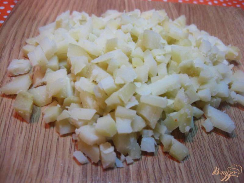 Фото приготовление рецепта: Зимний салат с квашеной капустой шаг №4