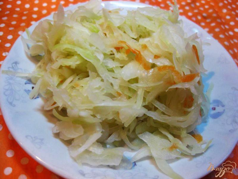 Фото приготовление рецепта: Зимний салат с квашеной капустой шаг №6