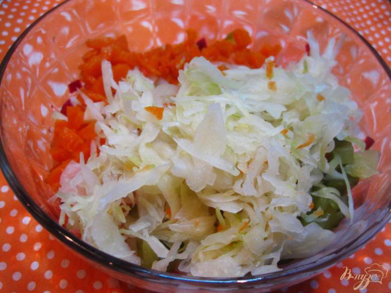 Фото приготовление рецепта: Зимний салат с квашеной капустой шаг №7