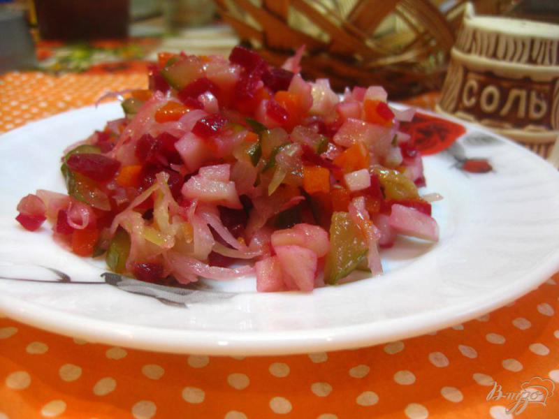 Фото приготовление рецепта: Зимний салат с квашеной капустой шаг №8