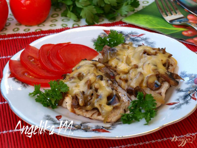 Фото приготовление рецепта: Индюшиное филе в сковороде с грибами и сыром шаг №6