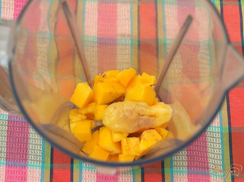 Фото приготовление рецепта: Коктейль из манго с корицей шаг №2
