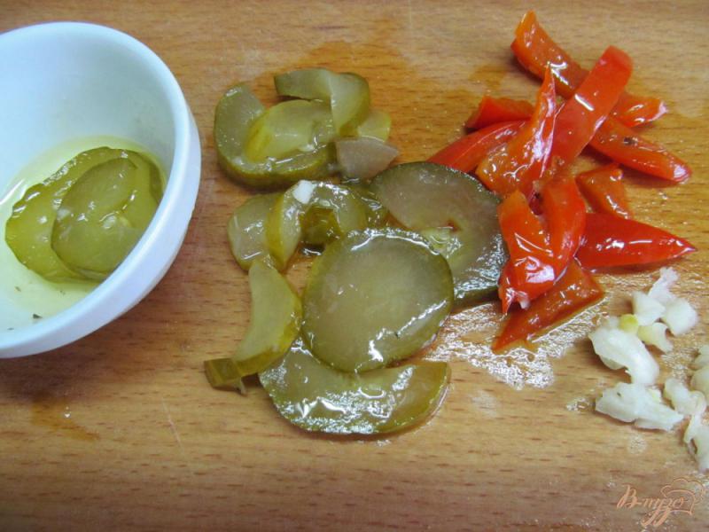 Фото приготовление рецепта: Макароны с маринованными овощами шаг №4