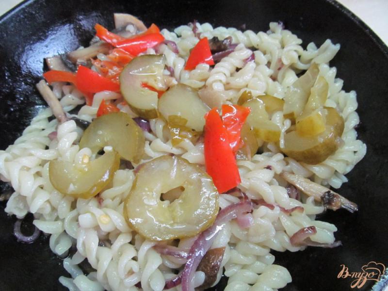 Фото приготовление рецепта: Макароны с маринованными овощами шаг №5