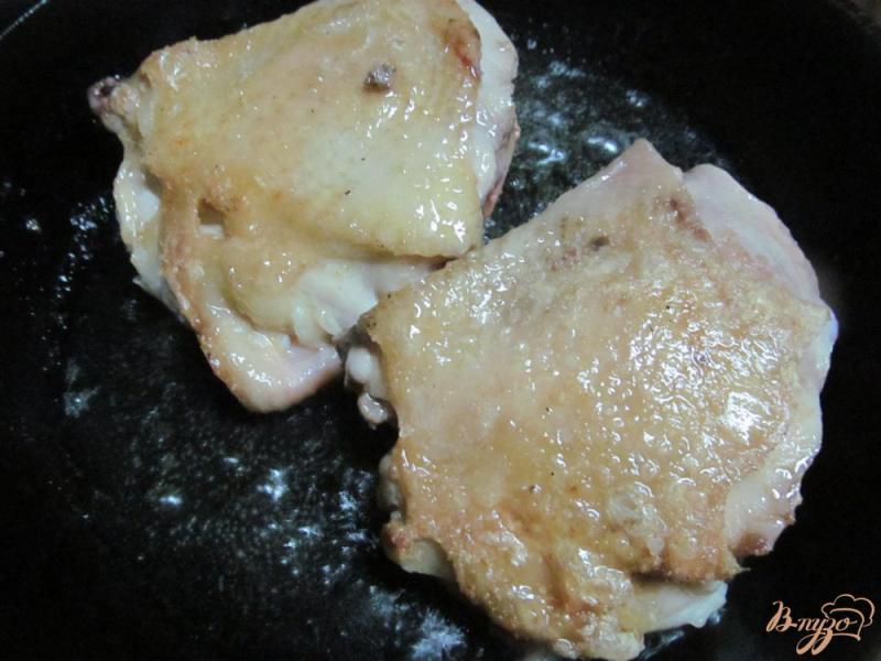 Фото приготовление рецепта: Куриные бедра под соусом из редьки шаг №1