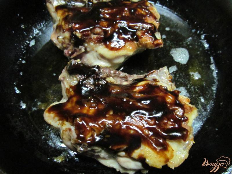 Фото приготовление рецепта: Куриные бедра под соусом из редьки шаг №3