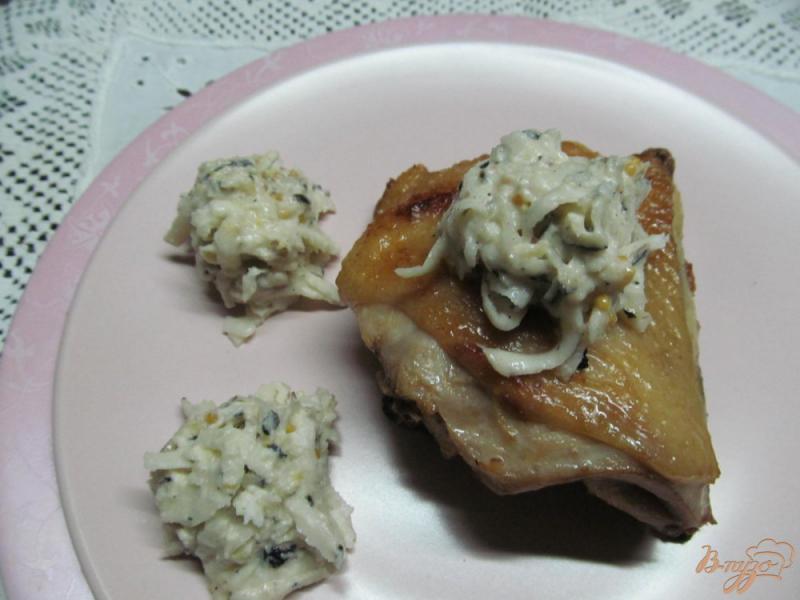 Фото приготовление рецепта: Куриные бедра под соусом из редьки шаг №6