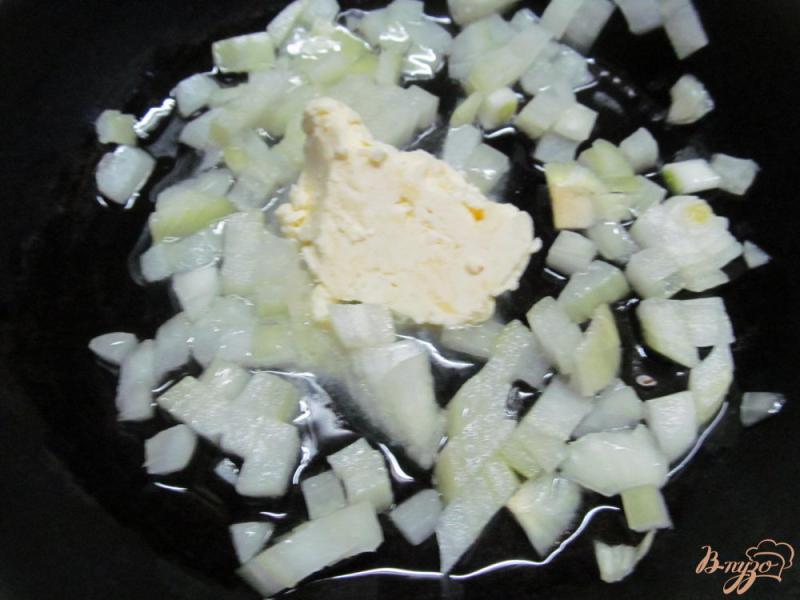 Фото приготовление рецепта: Тушенная рыба в томатном соусе с каперсами шаг №3