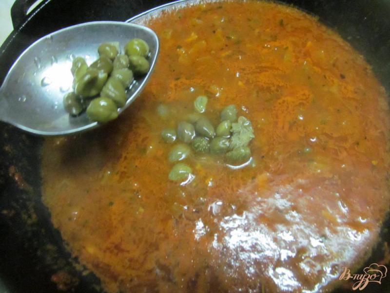 Фото приготовление рецепта: Тушенная рыба в томатном соусе с каперсами шаг №5