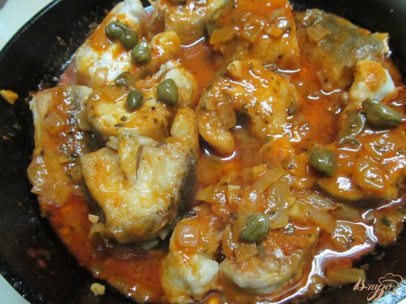 Фото приготовление рецепта: Тушенная рыба в томатном соусе с каперсами шаг №6