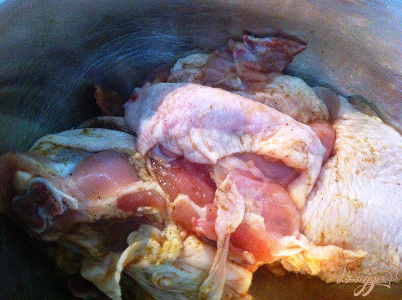 Фото приготовление рецепта: Куриные бедрышки с хрустящей корочкой с гарниром шаг №3