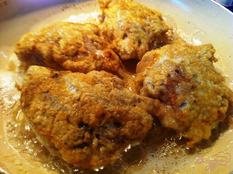 Фото приготовление рецепта: Куриные бедрышки с хрустящей корочкой с гарниром шаг №7