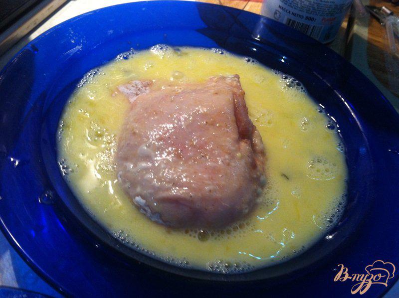 Фото приготовление рецепта: Куриные бедрышки с хрустящей корочкой с гарниром шаг №5