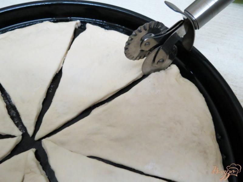 Фото приготовление рецепта: Пицца- пирог с ветчиной и колбасой шаг №5