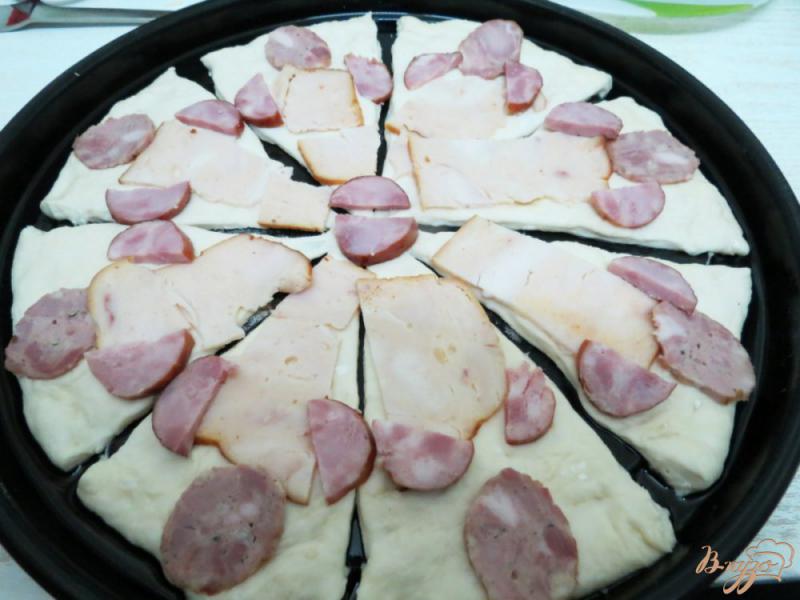 Фото приготовление рецепта: Пицца- пирог с ветчиной и колбасой шаг №6