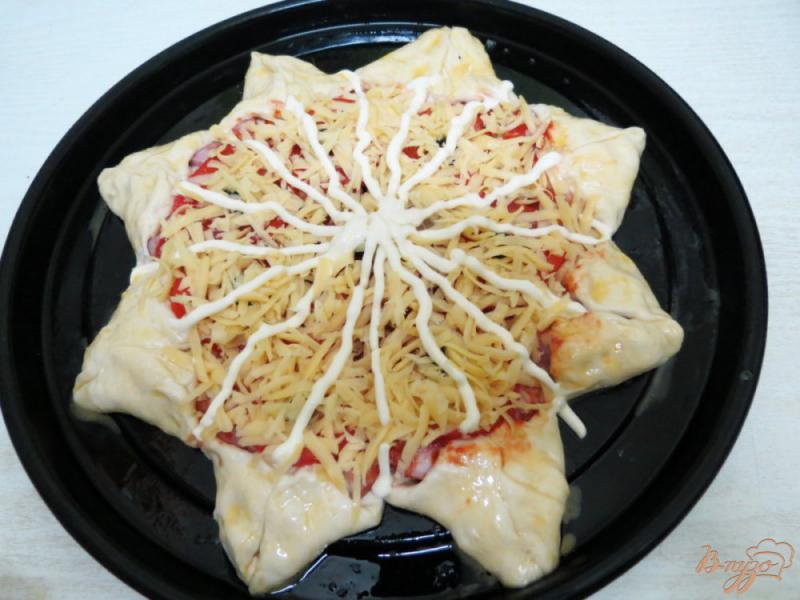 Фото приготовление рецепта: Пицца- пирог с ветчиной и колбасой шаг №9