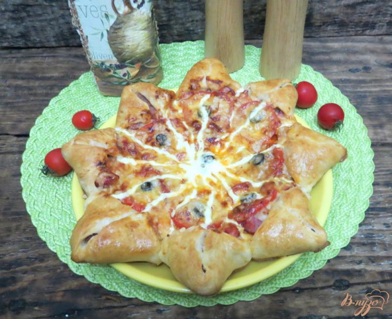 Фото приготовление рецепта: Пицца- пирог с ветчиной и колбасой шаг №11