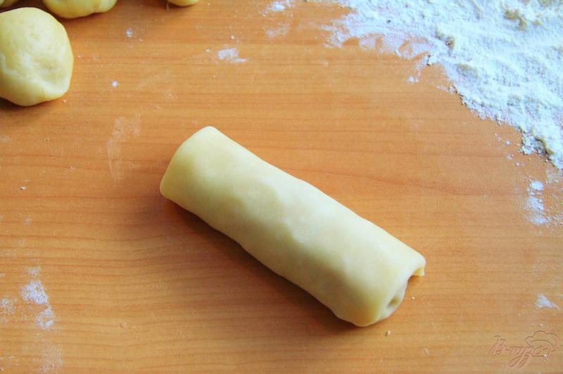 Фото приготовление рецепта: Молдавские пирожки Вэрзэре с тушеной капустой шаг №13