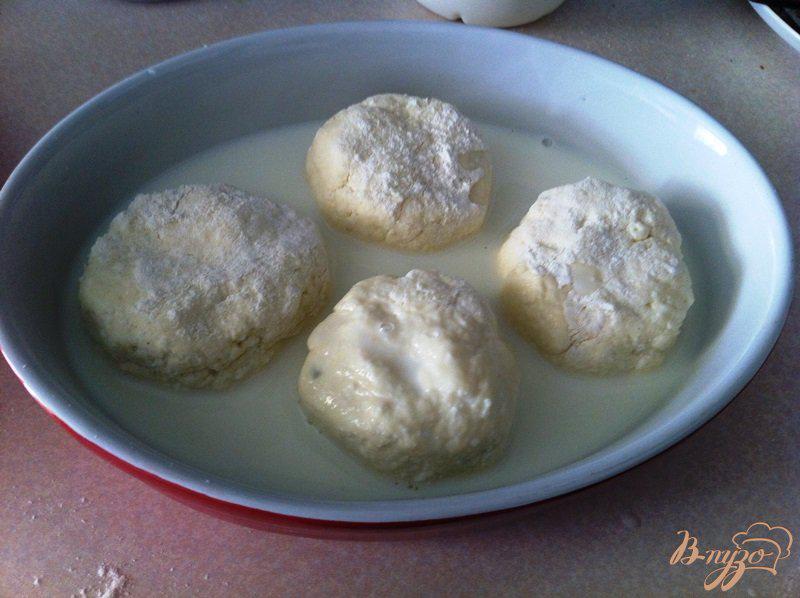 Фото приготовление рецепта: Сырники в молоке из духовки для деток шаг №7
