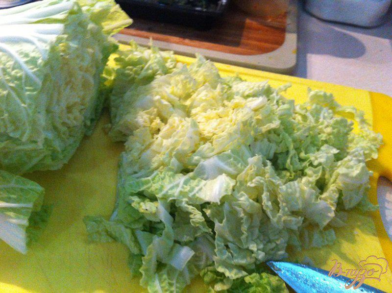 Фото приготовление рецепта: Салат из пекинской капусты шаг №2