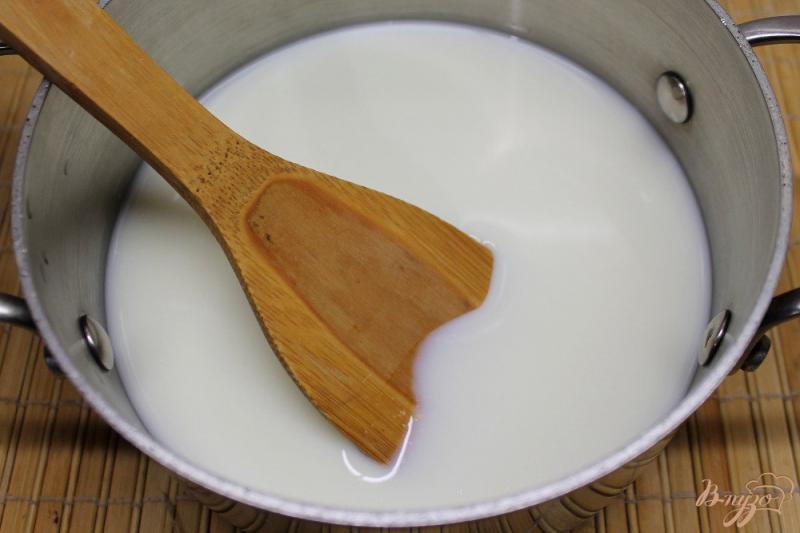 Фото приготовление рецепта: Сгущенное молоко с корицей шаг №2